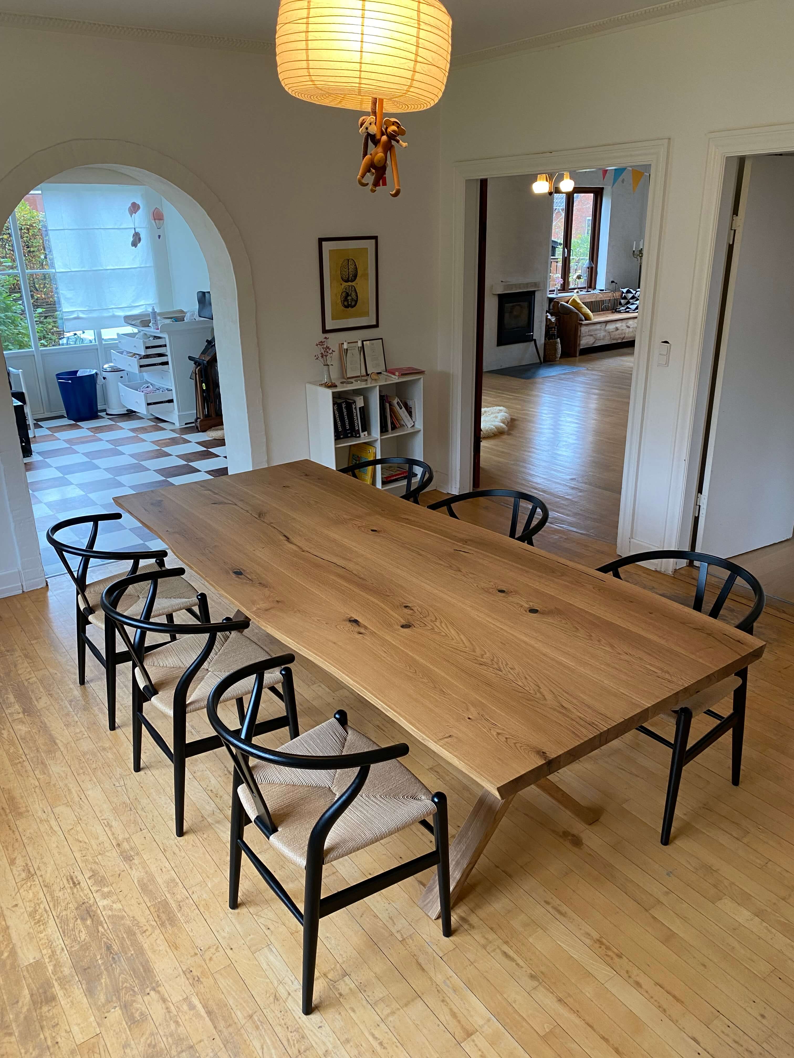 Klassisk plankebord og spisebord i naturfarver